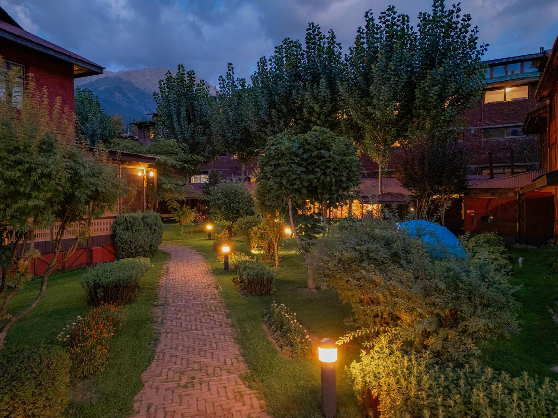 Pahalgam Hotel Exterior photo